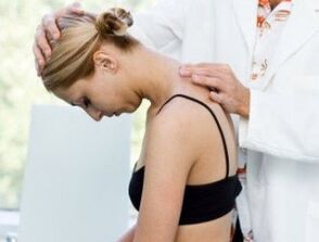 ārsts pārbauda kaklu, vai nav osteohondrozes
